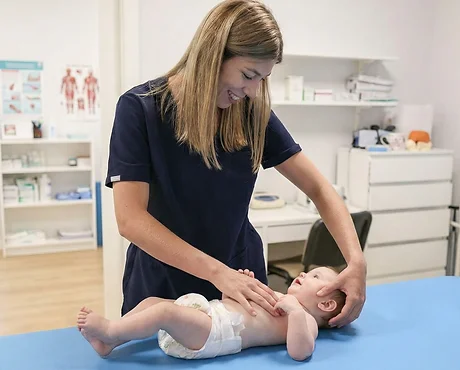 Fizjoterapeutka podczas pracy z dzieckiem w gabinecie Terapia Dąbrowscy